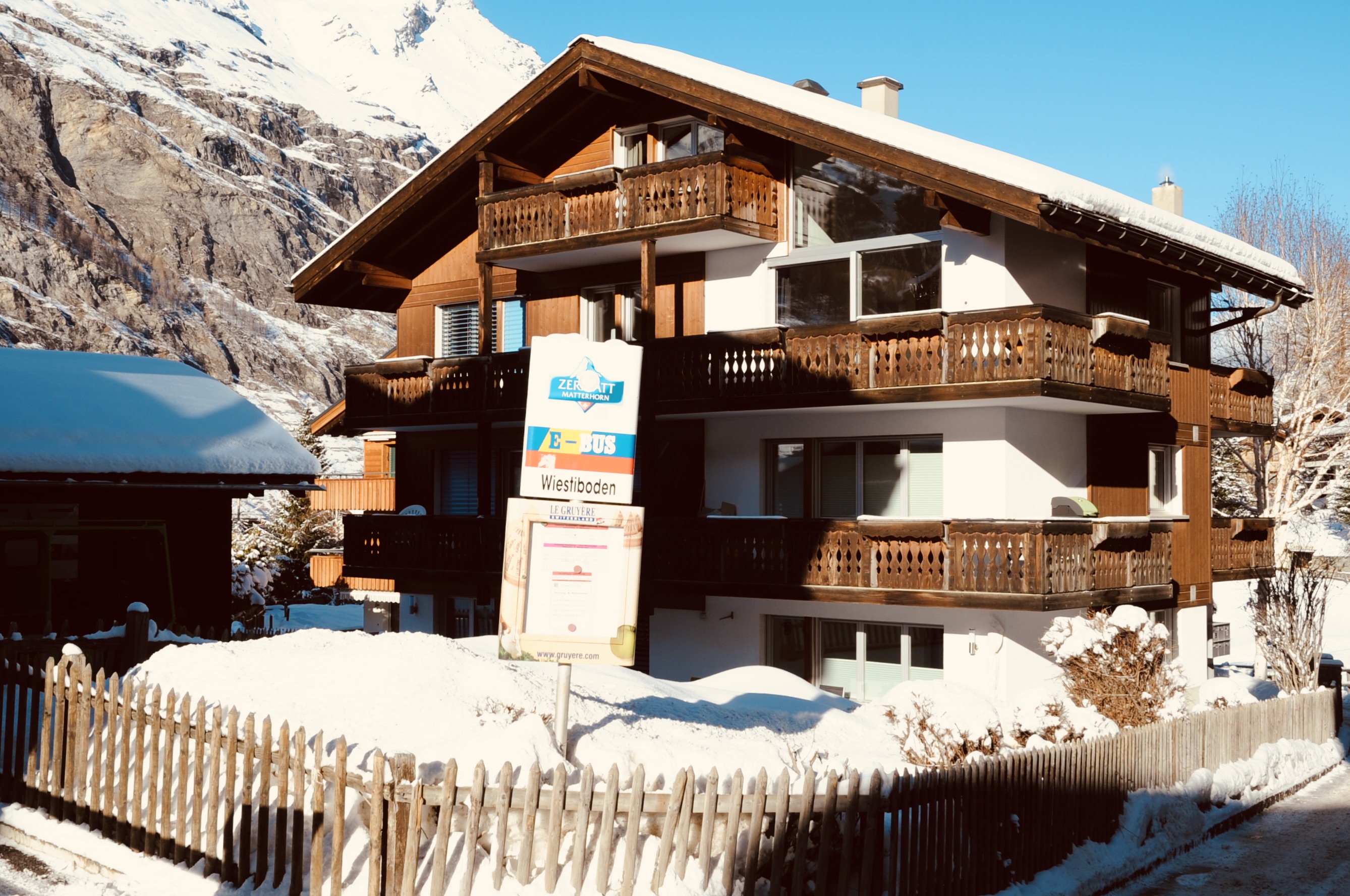 Busstation vor dem Haus Image
